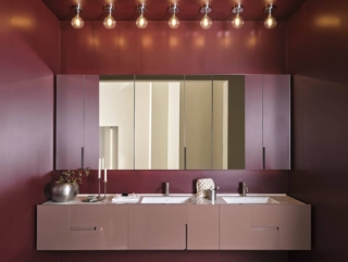 Ambiente bagno con pareti e soffitto Burgundy arredato con lavabo sottopiano Filo di Ceramica Cielo Ambiente bagno con pareti e soffitto Burgundy arredato con lavabo sottopiano Filo di Ceramica Cielo