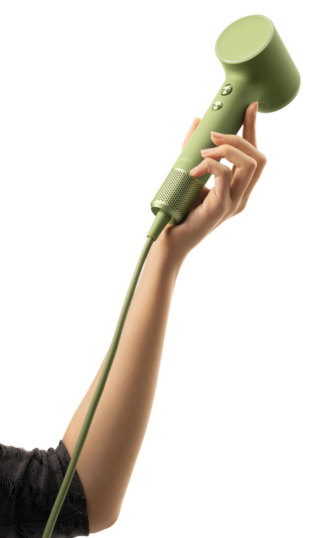 Con un peso di soli 299 grammi, l’asciugacapelli Laifen Mini è pensato per chi cerca performance e praticità in un piccolo formato. Perfetto da portare in viaggio, in palestra, ha l’impugnatura sottile che garantisce una presa comoda per tutte le dimensioni di mano. Regolabile su 3 velocità e 3 temperature, ha potenza massima di 1.600 watt. Include una modalità bambini con flusso d’aria a bassa temperatura, per un’asciugatura delicata dei capelli sensibili. Ha in dotazione un beccuccio magnetico per uno styling preciso e una custodia da viaggio. Prezzo 129,90 euro. www.laifen.it