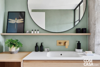 bagno con parete verde salvia