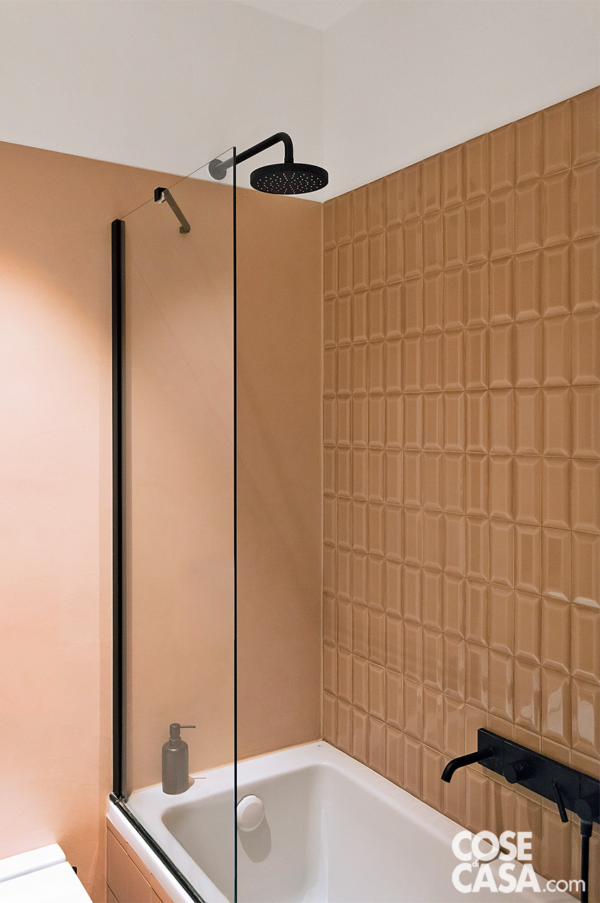 bagno con vasca e rivestimenti rosa