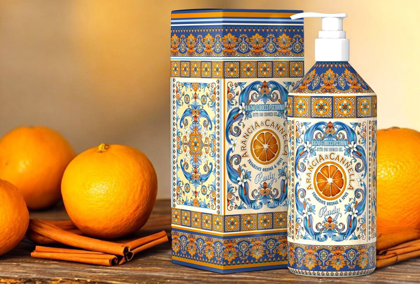 Il bagno doccia in edizione limitata Arancia & Cannella della linea Le Maioliche di Rudy è racchiuso in un dispenser, realizzato in plastica PET riciclabile, decorato da un raffinato motivo decorativo nei toni del blu e dell'arancione che permette di esporlo in bella vista nel bagno. La formula delicata lascia la pelle morbida e piacevolmente profumata. Prezzo 19,90 euro (per 1000 ml). https://www.rudyprofumi.it Il bagno doccia in edizione limitata Arancia & Cannella della linea Le Maioliche di Rudy è racchiuso in un dispenser, realizzato in plastica PET riciclabile, decorato da un raffinato motivo decorativo nei toni del blu e dell'arancione che permette di esporlo in bella vista nel bagno. La formula delicata lascia la pelle morbida e piacevolmente profumata. Prezzo 19,90 euro (per 1000 ml). https://www.rudyprofumi.it