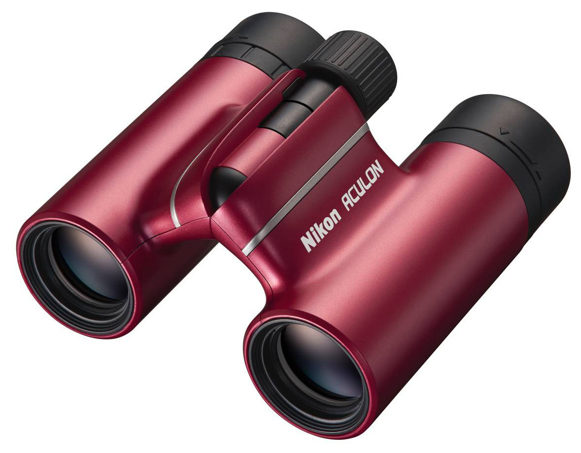 Leggero e compatto, il binocolo Aculon T02 di Nikon pesa solo 195 gr ed è piccolo quasi quanto uno smartphone per essere trasportato comodamente in tasca. Ha lenti con rivestimento multistrato per immagini luminose, ghiera di messa a fuoco più grande per una maggiore facilità d’uso e grazie alle conchiglie oculari multi-click è possibile impostare facilmente la distanza ideale di accomodamento dell’occhio, anche quando si indossano occhiali. Prezzo 80 euro. www.nital.it