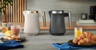 La gamma Brontë Collection di Russell Hobbs® è disponibile in due diverse colorazioni (black e stone). Il bollitore, capiente 1,7 litri, ha coperchio con apertura a pressione e beccuccio Perfect Pour per versare l’acqua senza farla fuoriuscire. Con base girevole a 360° con avvolgicavo, ha potenza di 2.400 Watt. Prezzo 69,90 euro. www.russellhobbs.com La gamma Brontë Collection di Russell Hobbs® è disponibile in due diverse colorazioni (black e stone). Il bollitore, capiente 1,7 litri, ha coperchio con apertura a pressione e beccuccio Perfect Pour per versare l’acqua senza farla fuoriuscire. Con base girevole a 360° con avvolgicavo, ha potenza di 2.400 Watt. Prezzo 69,90 euro. www.russellhobbs.com