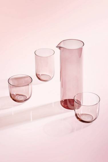 Lavabile in lavastoviglie, la caraffa Like Glass di Villeroy & Boch è in vetro borosilicato e può decorare la tavola con stile e personalità. Prezzo 34,90 euro. www.villeroy-boch.it Lavabile in lavastoviglie, la caraffa Like Glass di Villeroy & Boch è in vetro borosilicato e può decorare la tavola con stile e personalità. Prezzo 34,90 euro. www.villeroy-boch.it