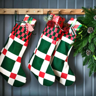 Fanno parte della collezione Vinterfint di Ikea Italia le calze natalizie in puro cotone con un'allegra fantasia a quadri nelle tradizionali tonalità del rosso, del bianco e del verde. Possono essere appese  a parete come decorazioni o usate per contenere dolcetti e regalini. Misurano L 49 cm. Prezzo 6,95 euro cad. https://www.ikea.com
