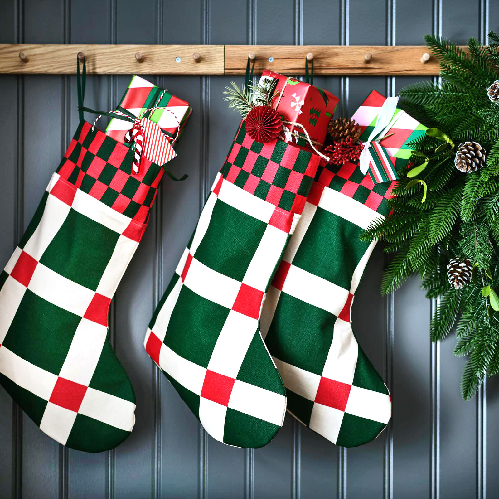 Fanno parte della collezione Vinterfint di Ikea Italia le calze natalizie in puro cotone con un'allegra fantasia a quadri nelle tradizionali tonalità del rosso, del bianco e del verde. Possono essere appese  a parete come decorazioni o usate per contenere dolcetti e regalini. Misurano L 49 cm. Prezzo 6,95 euro cad. https://www.ikea.com