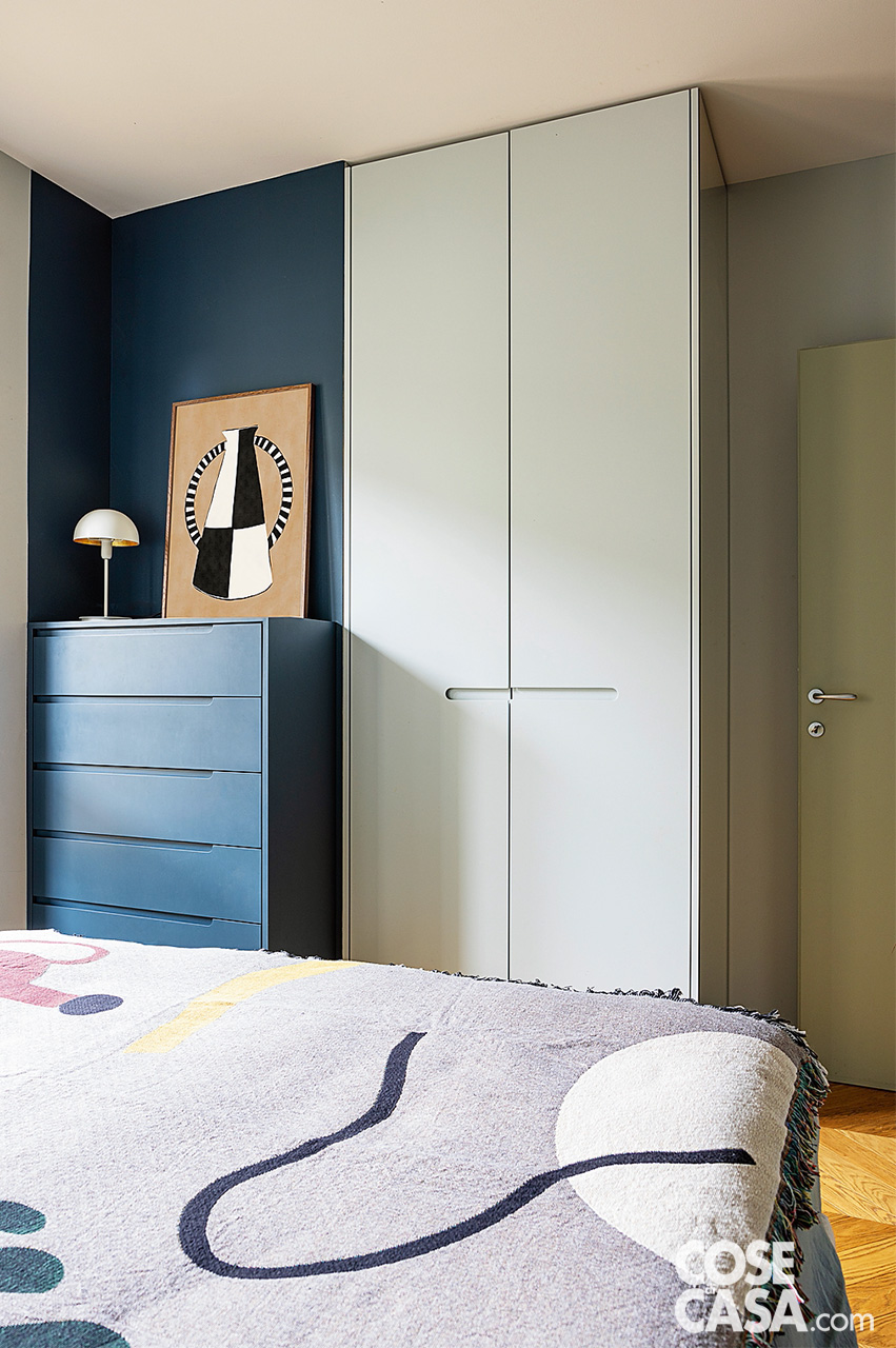 camera con cassettiera blu