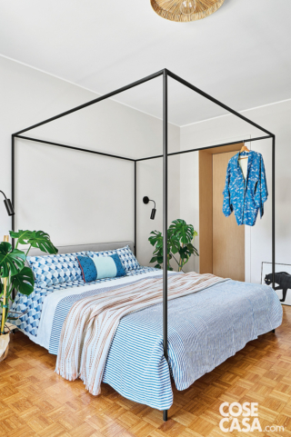 camera con letto matrimoniale a baldacchino
