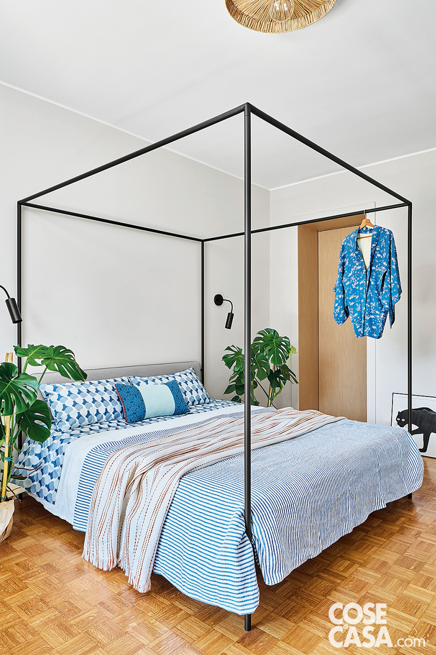 camera con letto matrimoniale a baldacchino