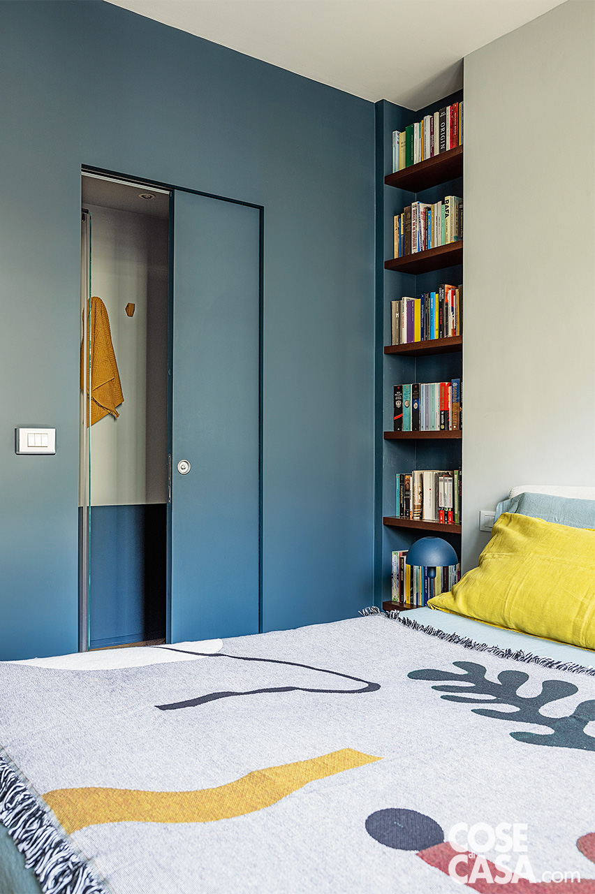 camera con parete blu