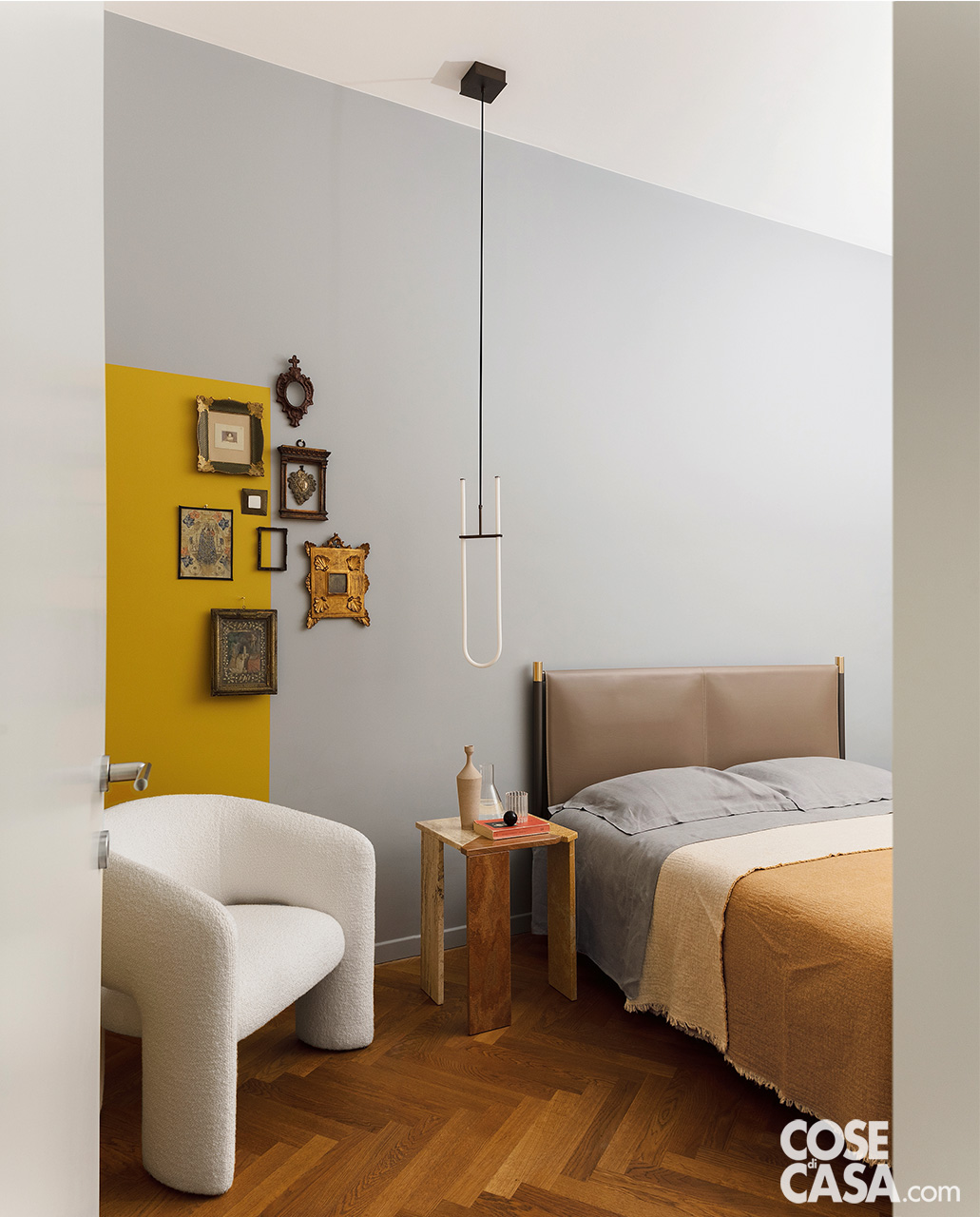 camera matrimoniale con parete grigia e ocra