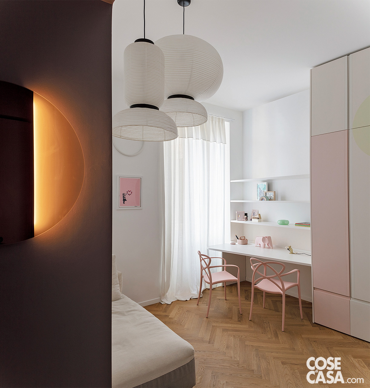 cameretta con scrivani abianca e sedie rosa