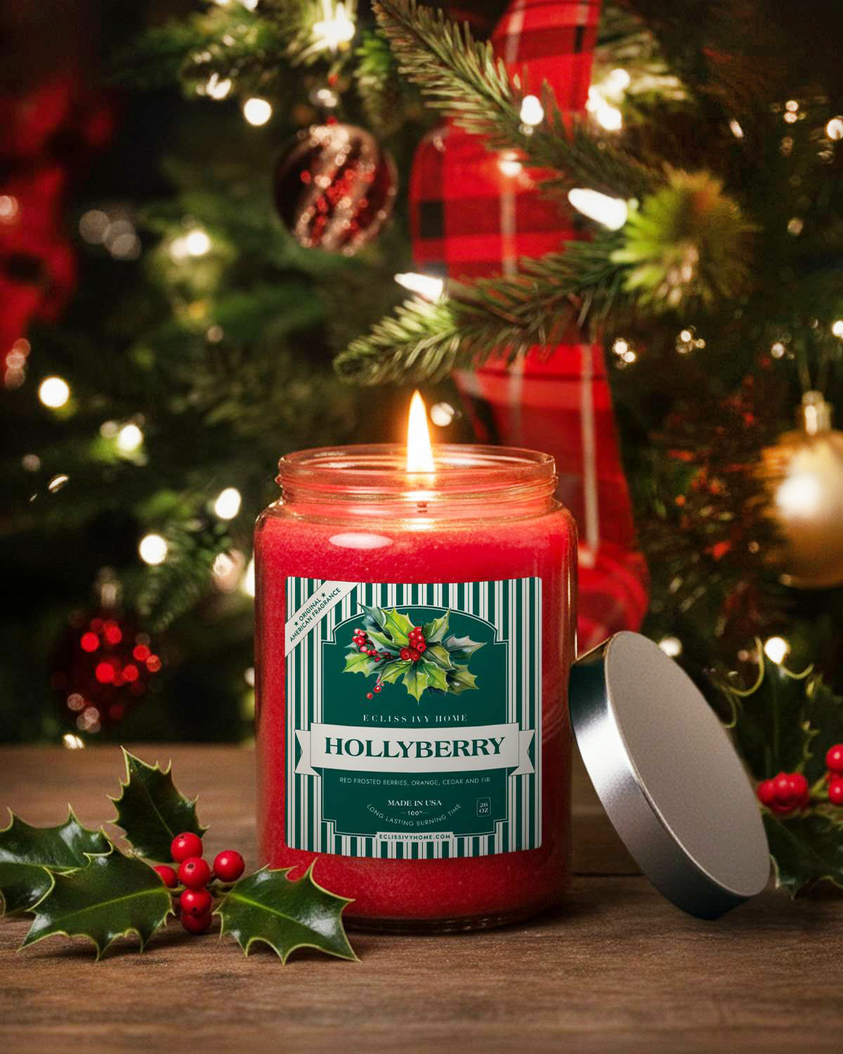 La candela profumata Hollyberry di Ecliss Ivy Candles è realizzata a mano nella storica manifattura americana con ingredienti genuini che ne garantiscono una profumazione, intensa e piacevole, di abete, cedro, bacche rosse e arancia. Garantisce una combustione pulita e senza fumo e una durata da 120 a 140 ore. Misura Ø 10 x H 14 cm. Prezzo 34,90 euro. https://ecliss.com