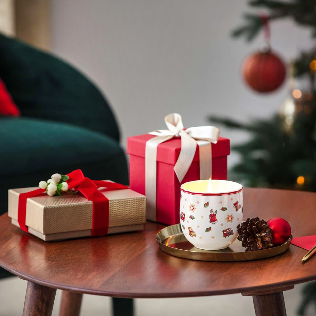 La candela profumata Toy's Delight di Villeroy & Boch è racchiusa in un raffinato contenitore in porcellana Premium bianca con piccoli decori multicolori ispirati al Natale tradizionale come ad esempio orsetti, stelline, trenini, Babbo Natale... Misura Ø 9 x H 9 cm. Prezzo 34,90 euro. https://www.villeroy-boch.it La candela profumata Toy's Delight di Villeroy & Boch è racchiusa in un raffinato contenitore in porcellana Premium bianca con piccoli decori multicolori ispirati al Natale tradizionale come ad esempio orsetti, stelline, trenini, Babbo Natale... Misura Ø 9 x H 9 cm. Prezzo 34,90 euro. https://www.villeroy-boch.it