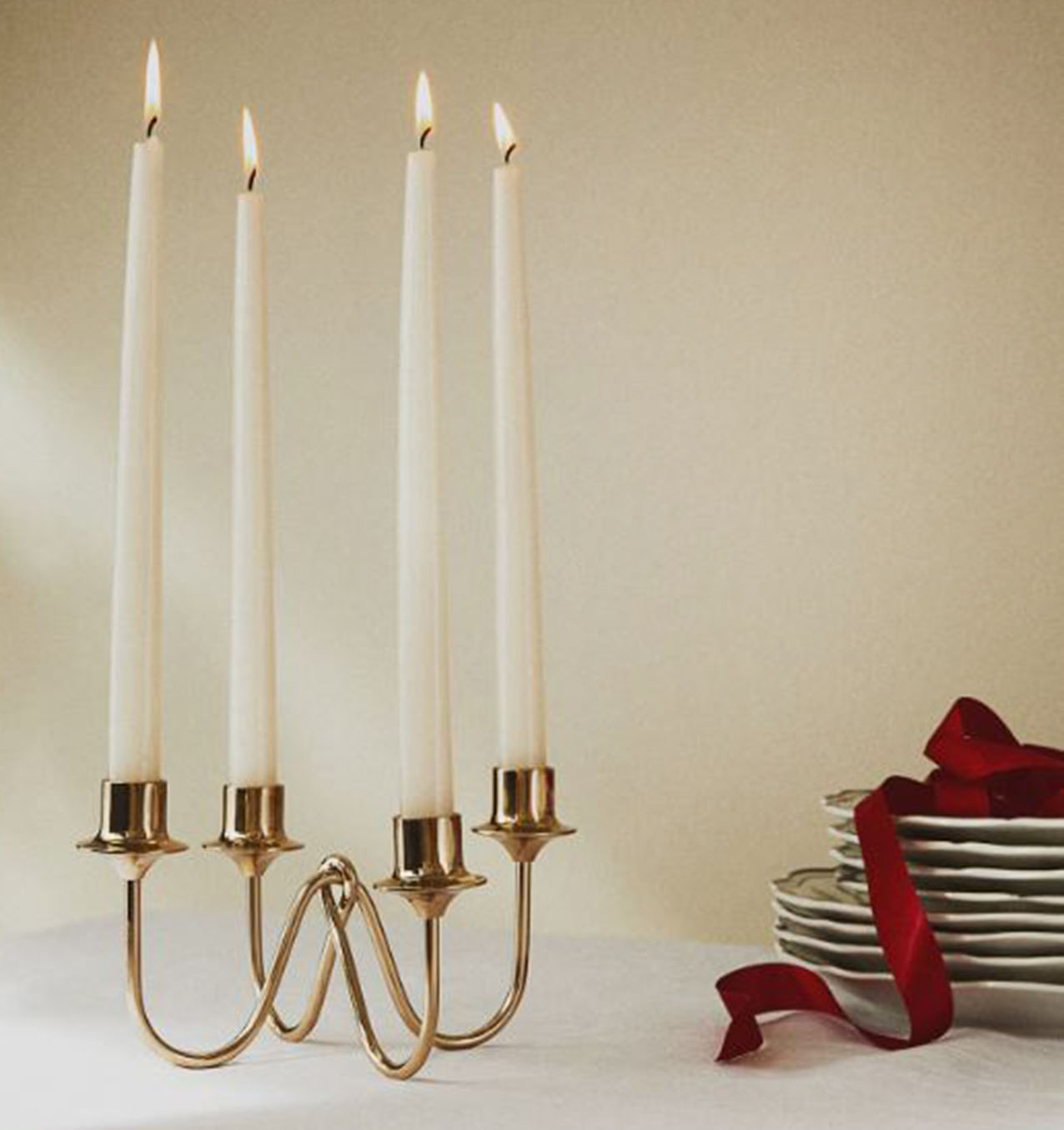 Il candelabro di H&M Home ha una forma sinuosa ed è dotato di quattro bracci in acciaio inox nell'elegante finitura oro lucido. Può essere usato per illuminare la tavola durante le feste o per una cena romantica. Misura Ø 21 x H 12 cm. Prezzo 29,99 euro. https://www2.hm.com Il candelabro di H&M Home ha una forma sinuosa ed è dotato di quattro bracci in acciaio inox nell'elegante finitura oro lucido. Può essere usato per illuminare la tavola durante le feste o per una cena romantica. Misura Ø 21 x H 12 cm. Prezzo 29,99 euro. https://www2.hm.com