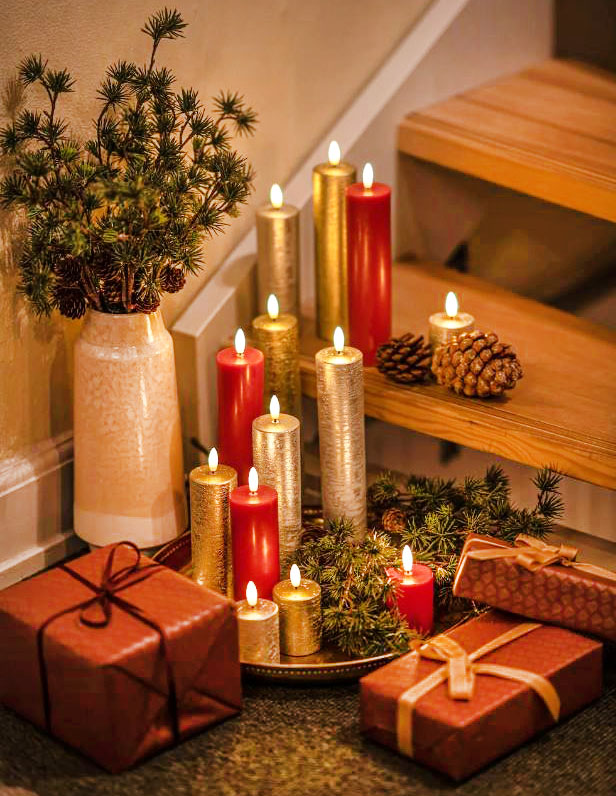 Hanno tutto il fascino e la magia dei modelli in cera le candele a Led Sille Exclusive di Sirius in vendita su Bonami: sono alimentate a batteria e diffondono una luce calda e soffusa. Sono disponibili in tre formati e in due varianti di colore. Permettono di dare vita a suggestive composizioni con rami e pigne senza rischio di incendi. Misurano Ø 5 x H 15/20/25 cm. Prezzo a partire da 13,40 euro. https://www.bonami.it