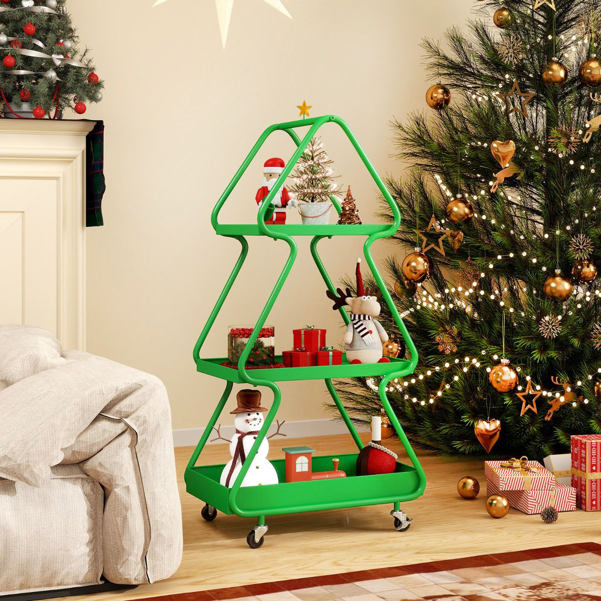 Il carrello girevole (Codice: 51340876) di Costway ha la struttura in metallo verde con la forma di un albero di Natale stilizzato decorato da una stella dorata sulla cima; è dotato di quattro ruote di cui due con blocchi. I tre ripiani rettangolari, con barriere anti-caduta, permettono di esporre decori, presepi, candele, regali... Misura L 50 x P 31,5 x H 102 cm. Prezzo 110,99 euro. https://www.costway.it