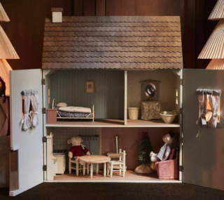 La casetta delle bambole di Zara Home è completamente costruita in legno ed è suddivisa in quattro stanze disposte su tre piani; le finestre sono dotate di tendine in tessuto. Può essere completata con una serie di arredi in miniatura. È adatta ai bambini dai tre anni in su. Misura L 30 x P 11,5 x H 69,5 cm. Prezzo 179 euro (accessori esclusi). https://www.zarahome.com La casetta delle bambole di Zara Home è completamente costruita in legno ed è suddivisa in quattro stanze disposte su tre piani; le finestre sono dotate di tendine in tessuto. Può essere completata con una serie di arredi in miniatura. È adatta ai bambini dai tre anni in su. Misura L 30 x P 11,5 x H 69,5 cm. Prezzo 179 euro (accessori esclusi). https://www.zarahome.com