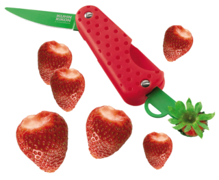 Il coltello per fragole di Kuhn Rikon è ideale per chi ama utilizzare questi frutti nelle preparazioni. Grazie alla sua struttura ergonomica e alla lama affilata, permette infatti di tagliare le fragole con facilità, eliminando il picciolo senza sprecare la polpa preziosa. Prezzo 14,90 euro. www.shop.kunzigroup.com Il coltello per fragole di Kuhn Rikon è ideale per chi ama utilizzare questi frutti nelle preparazioni. Grazie alla sua struttura ergonomica e alla lama affilata, permette infatti di tagliare le fragole con facilità, eliminando il picciolo senza sprecare la polpa preziosa. Prezzo 14,90 euro. www.shop.kunzigroup.com