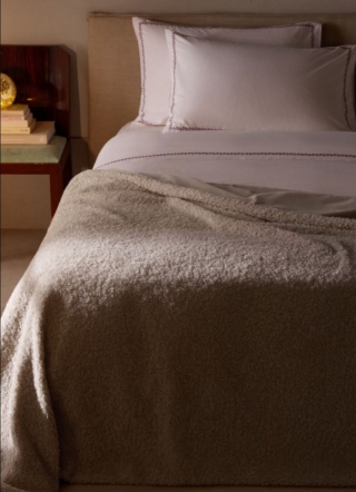 Ricorda il vello di una pecora la morbida coperta di Mango Home prodotta in resistente poliestere color Sabbia: la tonalità neutra e raffinata permette di utilizzarla in abbinamento con lenzuola diverse, nel cambio di stagione o per scaldare i piedi. Misura L 160 x P 240 cm. Prezzo 119,99 euro.  https://shop.mango.com