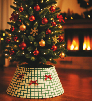 Il copribase di Villa D'Este Home Tivoli permette di “vestire” perfettamente il basamento dell'albero di Natale perché è in grado di adattarsi a diverse tipologie grazie al rivestimento interno in gomma. É caratterizzato da una struttura di supporto circolare in ferro rivestita in poliestere chiaro, con un motivo a quadretti verdi e una serie di fiocchetti rossi. Un pratico velcro ne permette l'apertura e la chiusura. Misura Ø 60 x H 25 cm. Prezzo 12,99 euro.  https://satur.it