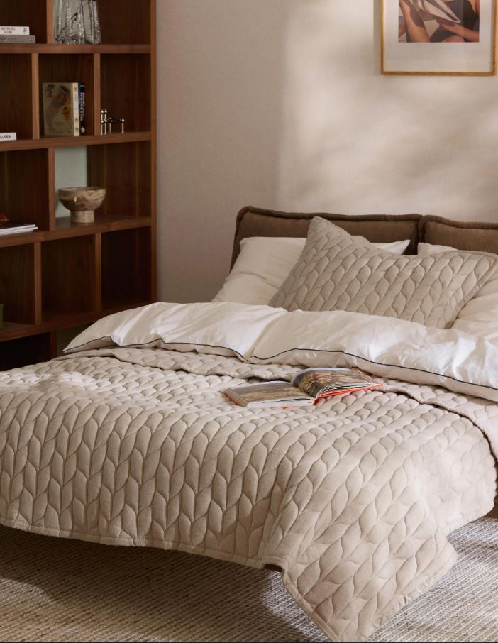 Effetto trapuntato per il copriletto Selby di Westwing Collection che abbina un rivestimento in flanella beige, con effetto strutturato, a un'imbottitura in poliesetere. La superficie morbida lo rende traspirante e caldo nello stesso tempo; è certificato STANDARD 100 by OEKO-TEX®. Misura L 180 x P 250 cm. Prezzo 159 euro. Abbinato ai copricuscino coordinati rende il letto accogliente e confortevole. https://www.westwing.it