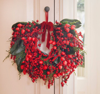 La corona di Natale Big Berry Everlands in vendita da Leroy Merlin ha la forma e i colori della tradizione: è caratterizzata dalla presenza di foglie verdi, rametti e tante bacche rosse, tutti realizzati in materiale PE che la rende resistente. Sta bene appesa alla porta o alla finestra. Misura Ø 40 cm. Prezzo 39,99 euro. https://www.leroymerlin.it