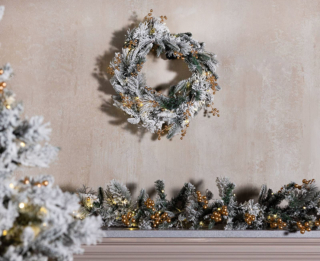 Si ispira alla tradizione la corona di Natale di Santa Express in vendita su QVC nella raffinata variante Snow che è caratterizzata da rami di pino innevati e bacche color oro. È dotata di luci a Led, alimentate a batteria, inserite tra i rami che possono essere configurate in modo diverso nei colori e nell'animazione. Misura Ø 50 cm. Prezzo 39,90 euro. Può essere abbinata alla ghirlanda coordinata. https://www.qvc.it