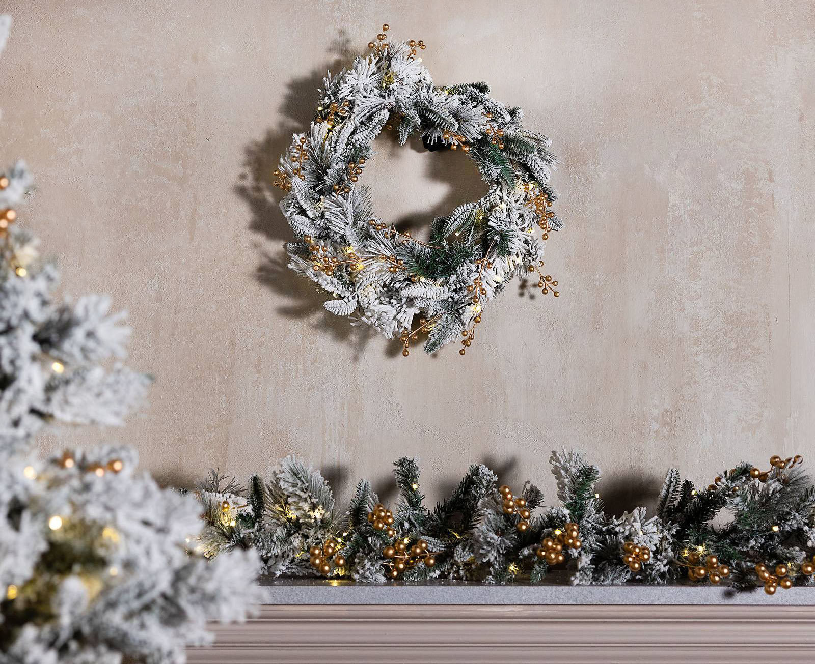 Si ispira alla tradizione la corona di Natale di Santa Express in vendita su QVC nella raffinata variante Snow che è caratterizzata da rami di pino innevati e bacche color oro. È dotata di luci a Led, alimentate a batteria, inserite tra i rami che possono essere configurate in modo diverso nei colori e nell'animazione. Misura Ø 50 cm. Prezzo 39,90 euro. Può essere abbinata alla ghirlanda coordinata. https://www.qvc.it