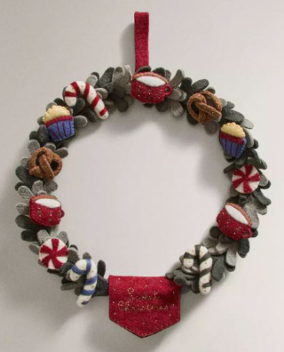 È composta da una serie di elementi ispirati al Natale realizzati in 100% lana la corona di Zara Home: può essere appesa sulla porta o su una parete del soggiorno. Misura Ø 40 x H 4 cm. Prezzo 45,99 euro. https://www.zarahome.com