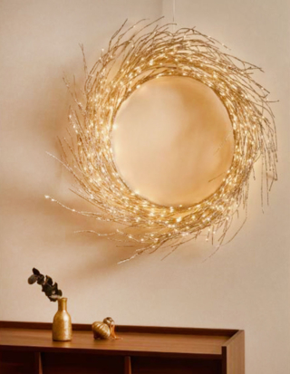 Si ispira ai  modelli tradizionali in rami la corona luminosa Bria di Kave Home: è caratterizzata da cavi in plastica con brillantini. È disponibile in due varianti: argentato e dorato. Misura Ø 60 x H 10 cm. Prezzo 109 euro. https://kavehome.com