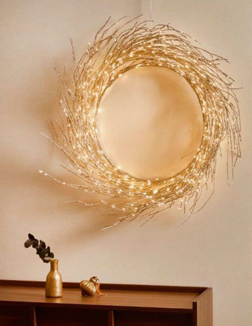 Si ispira ai  modelli tradizionali in rami la corona luminosa Bria di Kave Home: è caratterizzata da cavi in plastica con brillantini. È disponibile in due varianti: argentato e dorato. Misura Ø 60 x H 10 cm. Prezzo 109 euro. https://kavehome.com