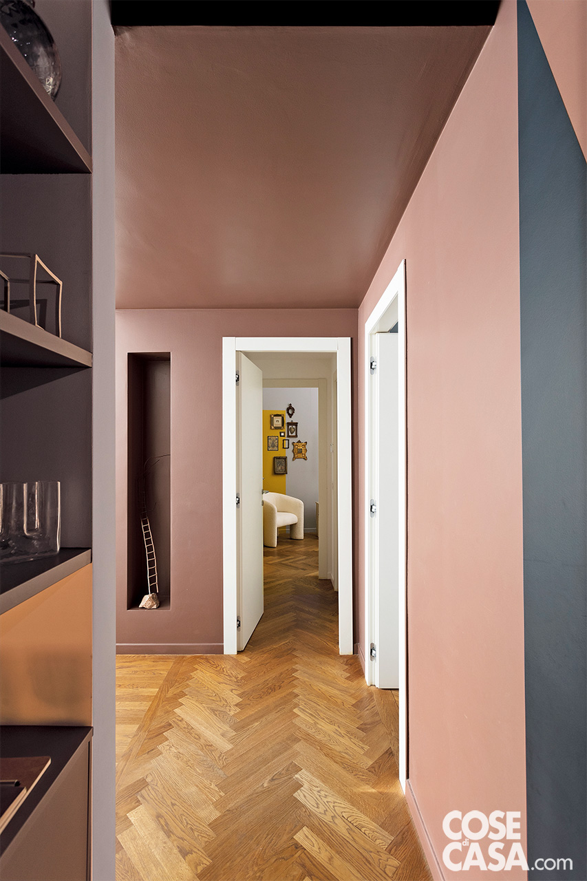 corridoio rosa e grigio