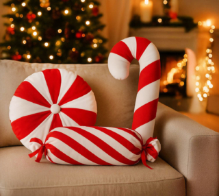 Basta sistemare sul divano i cuscini d'arredo Candy Xmas di Villa D'Este Home Tivoli per rendere magica l'atmosfera del soggiorno grazie alla loro forma allegra e giocosa che ricorda le caramelle e i bastoncini di zucchero. Sono rivestiti in poliestere bicolore effetto velluto e sono disponibili in tre formati. Misura L 55 x H 15 cm. Misura L 53 x P 26 x H 10 cm. Misura Ø 39 x H 9 cm. Prezzo 5,99 euro cad.  https://www.satur.it