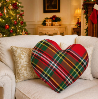 Il grande cuscino a cuore di Kasanova è rivestito in tessuto tartan multicolore in puro cotone ed è imbottito in poliestere. La colorazione accesa e le dimensioni importanti lo rendono il protagonista del salotto non solo durante le Feste. Misura L 45 x P 45 x H 10 cm. Prezzo 12,90 euro. https://www.kasanova.com Il grande cuscino a cuore di Kasanova è rivestito in tessuto tartan multicolore in puro cotone ed è imbottito in poliestere. La colorazione accesa e le dimensioni importanti lo rendono il protagonista del salotto non solo durante le Feste. Misura L 45 x P 45 x H 10 cm. Prezzo 12,90 euro. https://www.kasanova.com