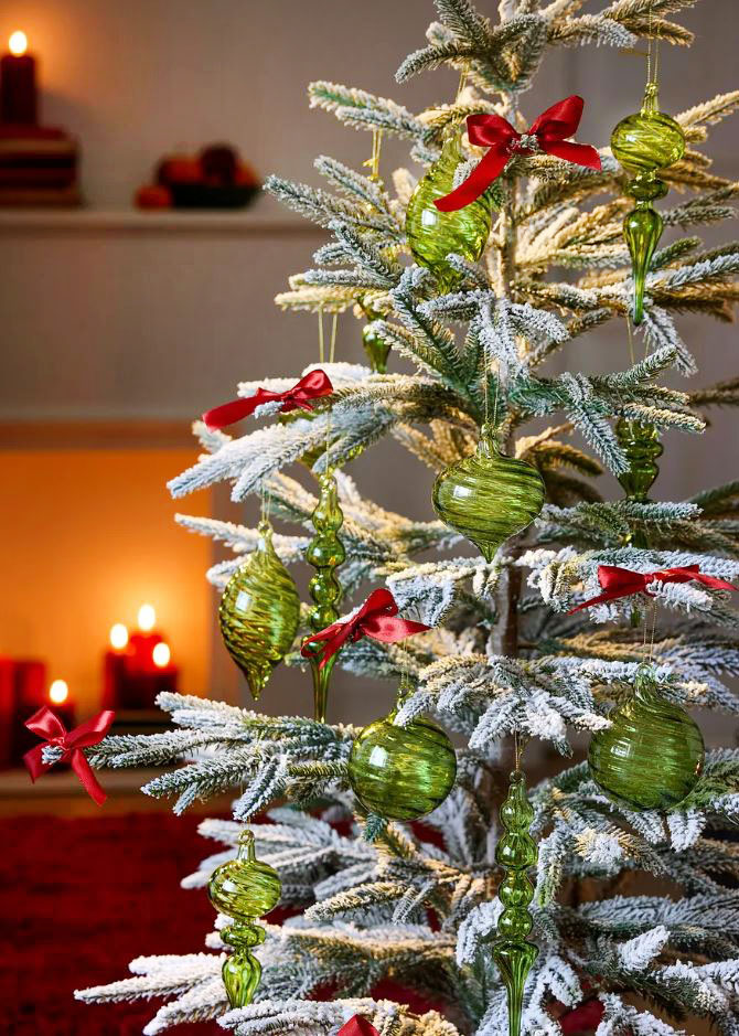 Le decorazioni (Codice articolo: 93246395) di Bonprix sono completamente realizzate in vetro verde chiaro e hanno forme e dimensioni diverse. Per creare un raffinato contrasto sono stati aggiunti dei fiocchetti rossi annodati sulle punte dei rami. Misurano Ø 5 cm, Ø 6 cm e Ø 8 cm. Prezzo 34,99 euro (per il set da 12 pezzi). https://www.bonprix.it