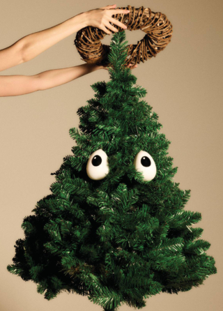 Trasforma l'abete verde in un personaggio animato il set di due decorazioni Holly della famiglia Treebies di Alessi: la coppia di occhi sovradimensionati, bianchi e neri, infatti permette di far cambiare espressione all'albero semplicemente spostandoli. Sono realizzati in vetro soffiato dipinto a mano. Misurano L 10 x P 10 x H 10,5 cm. Prezzo 35 euro (per il set da 2 pezzi). https://alessi.com