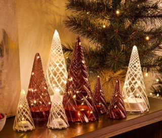 Le decorazioni a forma di abete stilizzato Vilma Tree di Sirius Home in vendita su Sediarreda sono prodotte in vetro soffiato Bordeaux e Trasparente e sono dotate di un filo con piccole luci a led posizionato al loro interno. Sono disponibili in due formati e in tre colori. Misurano Ø 9,5 x H 19 cm e Ø 11,5 x H 23,5 cm. Prezzo a partire da 28 euro. https://www.sediarreda.com