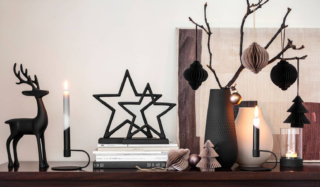 Design contemporaneo per gli oggetti decorativi natalizi in metallo nero della collezione Black XMAS di Villeroy & Boch dedicati a chi desidera un Natale “innovativo”. Le stelle misurano L 20,5 x P 1,5 x H 21 cm e L 25 x P 1,5 x H 24 cm, prezzo a partire da 14,90 euro. La statuetta a forma di renna misura L 17,5 x P 6 x H 36 cm. Prezzo 44,90 euro. https://www.villeroy-boch.it