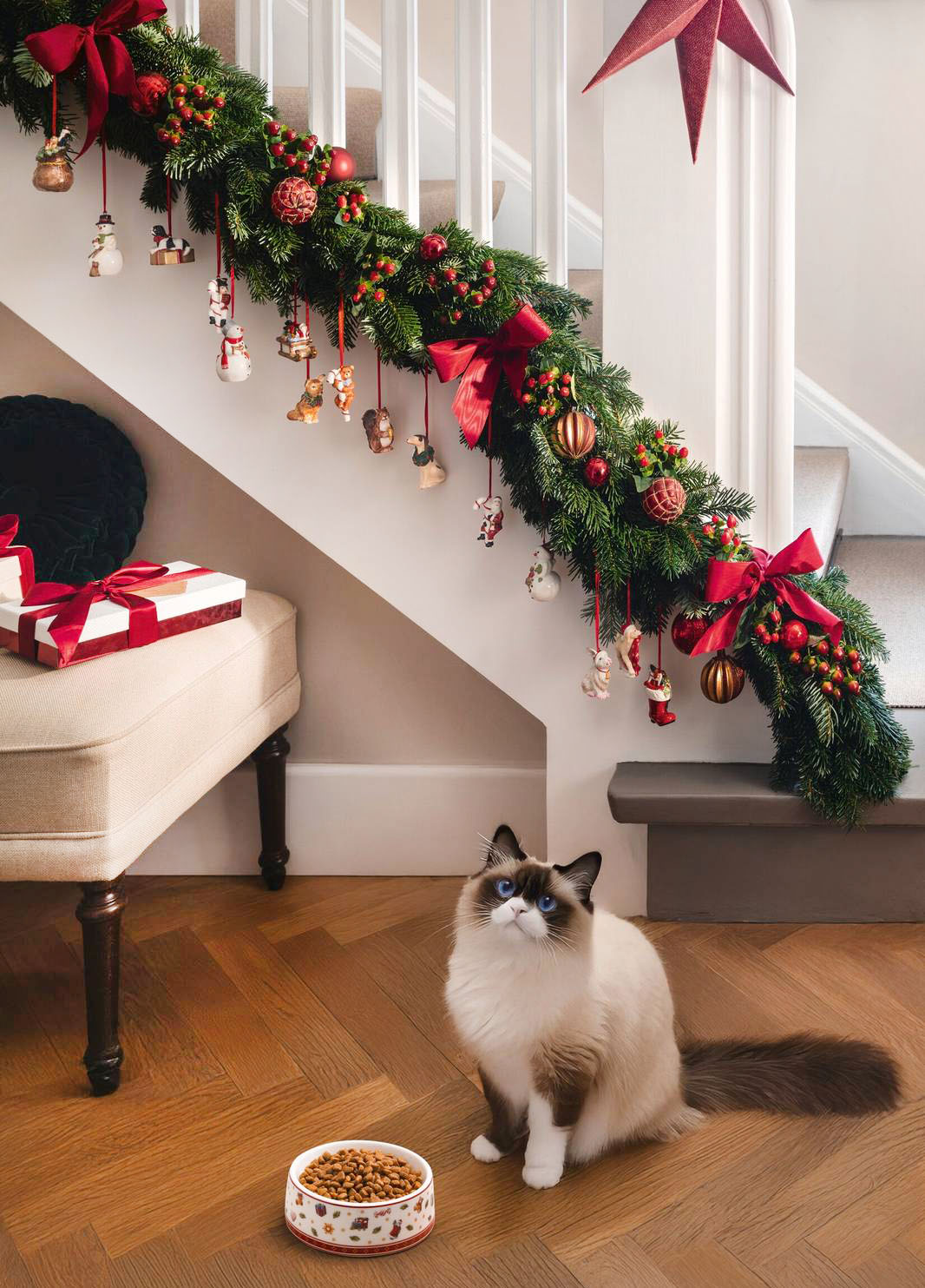 Per decorare la scala sono stati usati rami di pino, grandi fiocchi, palline colorate e una serie di decori della collezione Nostalgic Ornaments di Villeroy & Boch appesi con nastrini rossi, tutti realizzati in pregiata porcellana dipinta: raffigurano Babbo Natale, animaletti, cagnolini, pupazzetti di neve... I cagnolini “natalizi” misurano H 6,5 cm, prezzo 39,90 euro (per il set da 3 pezzi).    https://www.villeroy-boch.it