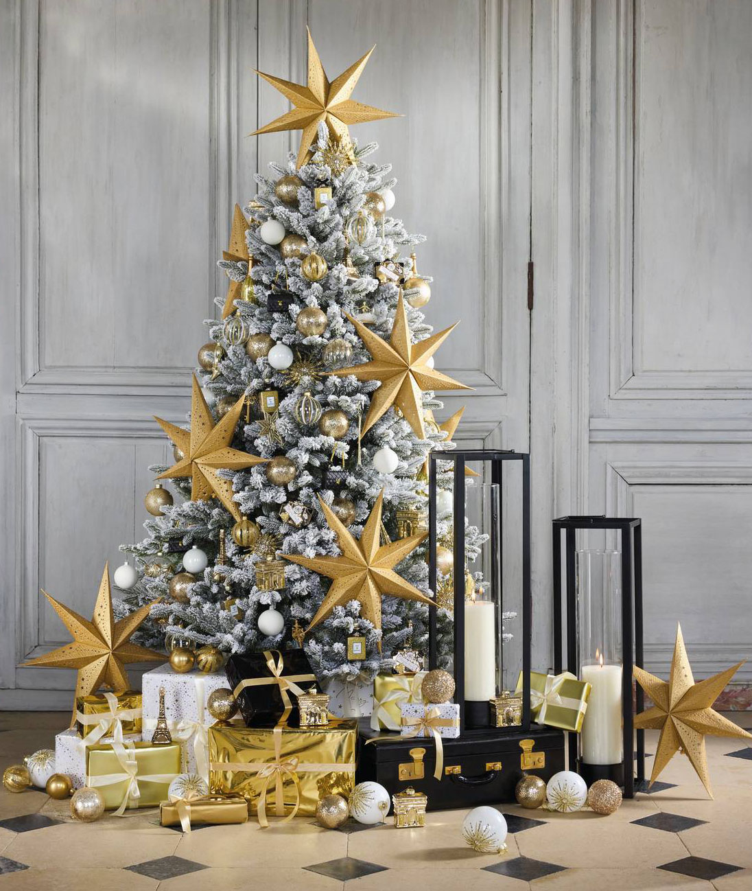 Si ispirano al fascino della capitale francese le decorazioni della collezione Natale a Parigi di Maisons du Monde che trovano posto sul grande abete innevato. Le stelle Glitter sono realizzate in carta dorata cosparsa di glitter luminosi. Misurano L 60 x P 18 x H 60 cm. Prezzo 5,99 euro cad. Fra le palline color oro spiccano i decori in vetro con la forma dell'iconica borsetta trapuntata, della bottiglietta di profumo, dell' Arco di trionfo. Prezzo a partire da 21,54 euro (per il set da 6 pezzi). https://www.maisonsdumonde.com