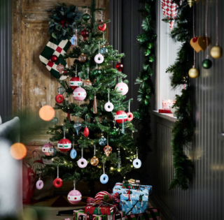 Sono dedicati a chi non ama un albero di Natale tradizionale i decori della collezione Vinterfint di Ikea Italia: sono completamente prodotti con plastica di polistirene in colori vivaci e allegri. I decori “forati” misurano Ø 7 x H 2,5 cm. Prezzo 4,99 euro (per il set da 6 pezzi). Le grandi palline fantasia rosse e rosa con decori stilizzati misurano Ø 10 cm, prezzo 4,95 euro (per il set da 2 pezzi).  https://www.ikea.com