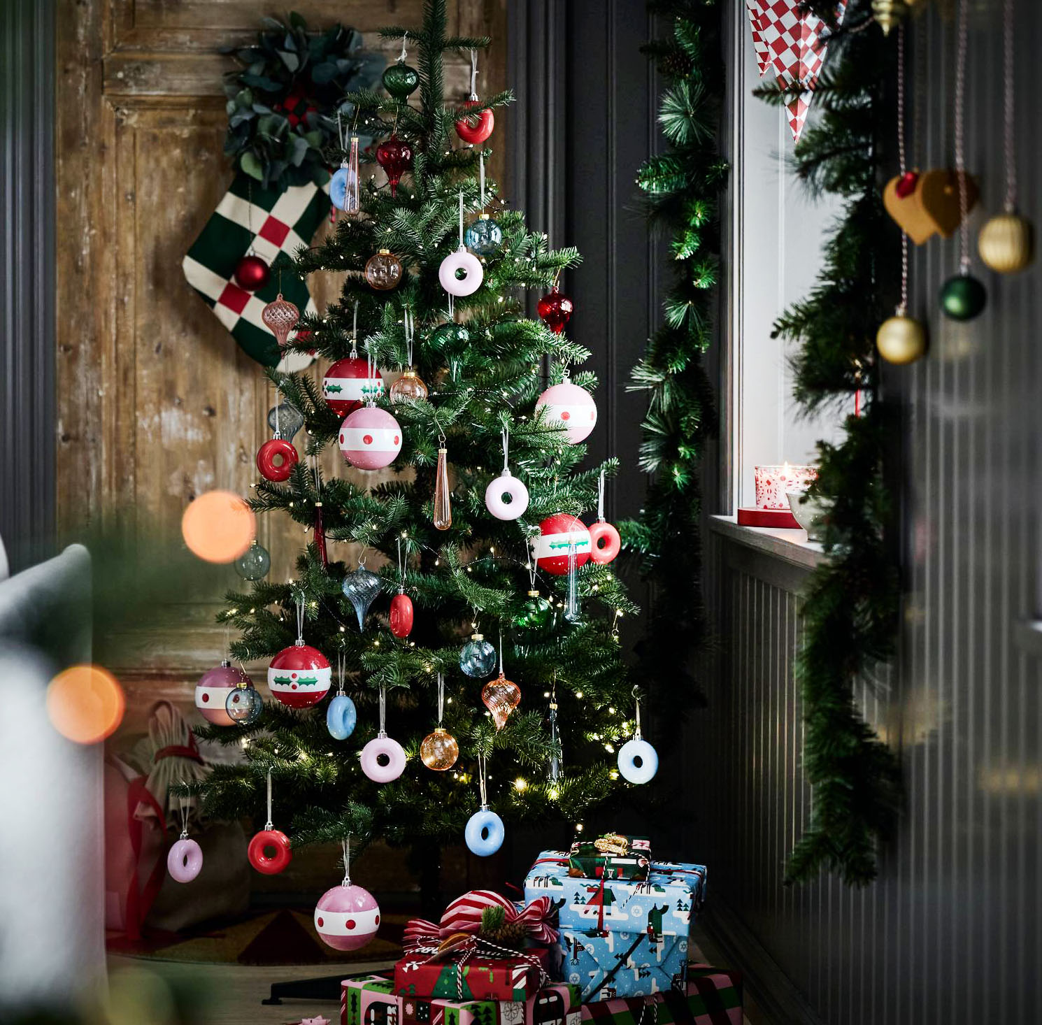 Sono dedicati a chi non ama un albero di Natale tradizionale i decori della collezione Vinterfint di Ikea Italia: sono completamente prodotti con plastica di polistirene in colori vivaci e allegri. I decori “forati” misurano Ø 7 x H 2,5 cm. Prezzo 4,99 euro (per il set da 6 pezzi). Le grandi palline fantasia rosse e rosa con decori stilizzati misurano Ø 10 cm, prezzo 4,95 euro (per il set da 2 pezzi).  https://www.ikea.com