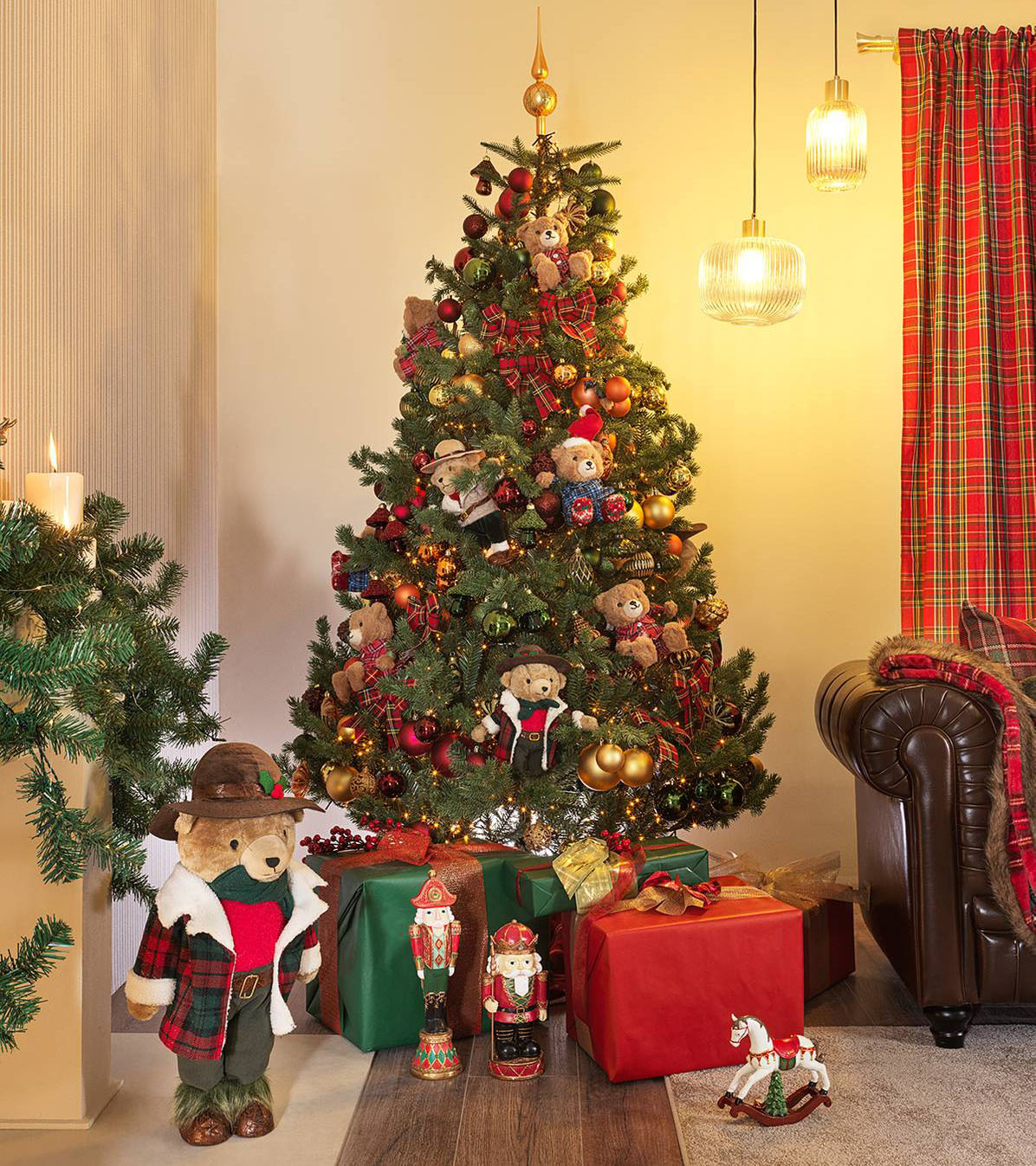 Tra le lucine e le palline rosse e dorate spiccano una serie di orsetti (Ref. 96819185), realizzati in poliestere di alta qualità, con vestitini multicolori. Misurano H 31 cm. Prezzo 19,99 euro cad. Sono posizionati sull' albero verde Montgomery corredato da numerosi rami  con aghi duri in PVC. Misura Ø 140 x H 210 cm. Prezzo 199,90 euro. Tutto in vendita da Leroy Merlin. https://www.leroymerlin.it