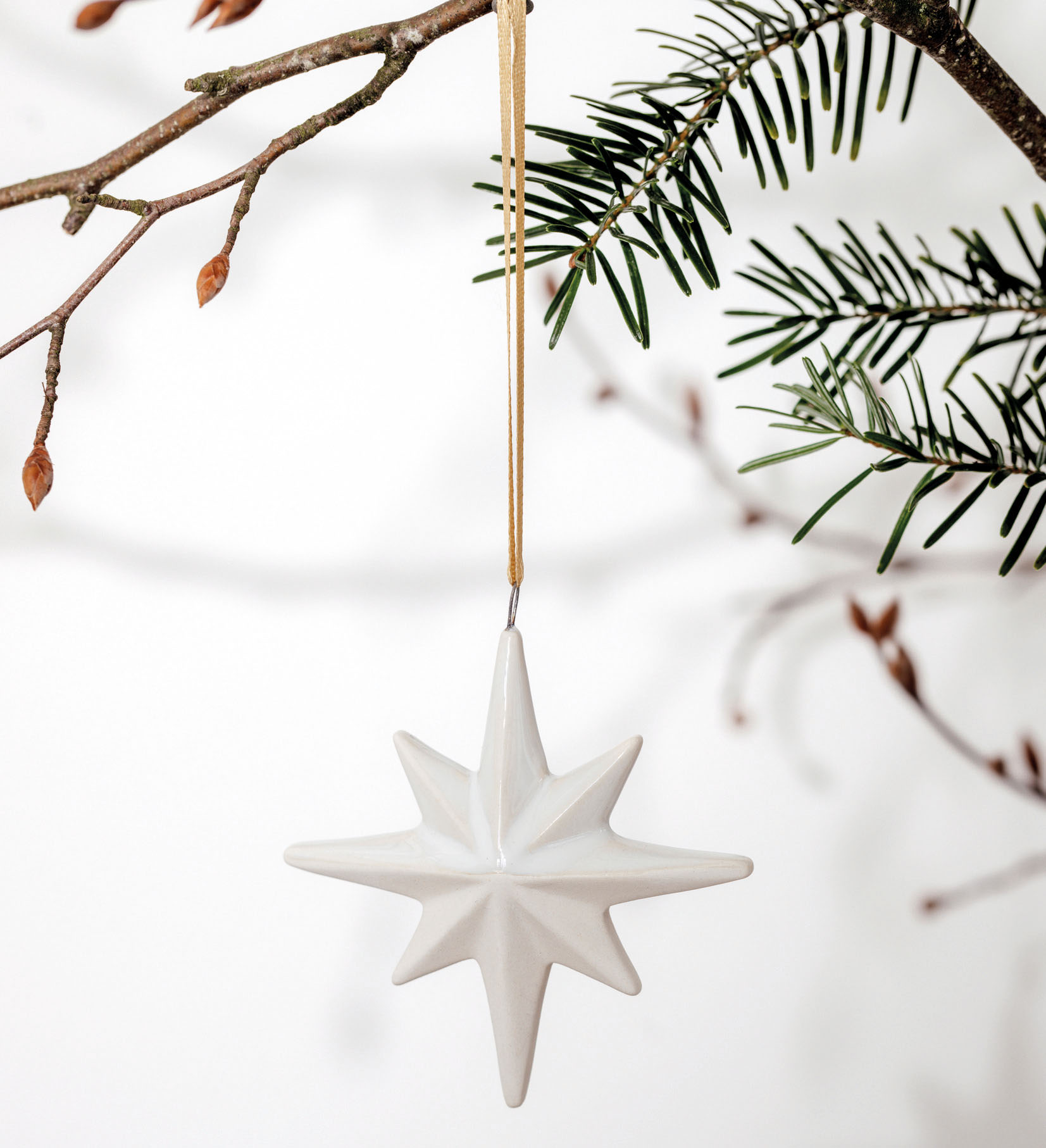 Raffinata e senza tempo la decorazione da appendere a forma di stella stilizzata Winter Glow di Villeroy & Boch: è completamente prodotta in pregiata porcellana e sospesa per mezzo di un sottile cordino beige. Misura L 8,9 x P 2,3 x H 8,9 cm. Prezzo 16,90 euro. https://www.villeroy-boch.it