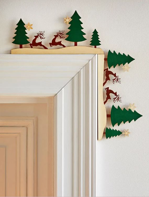 Un branco di alci che corre tra gli abeti con le stelline per la decorazione in compensato colorato di Bonprix che può essere sistemata sullo stipite della porta per rallegrare le giornate di festa. Misura L 40 x P 1 x H 42 cm. Prezzo 16,99 euro. https://www.bonprix.it