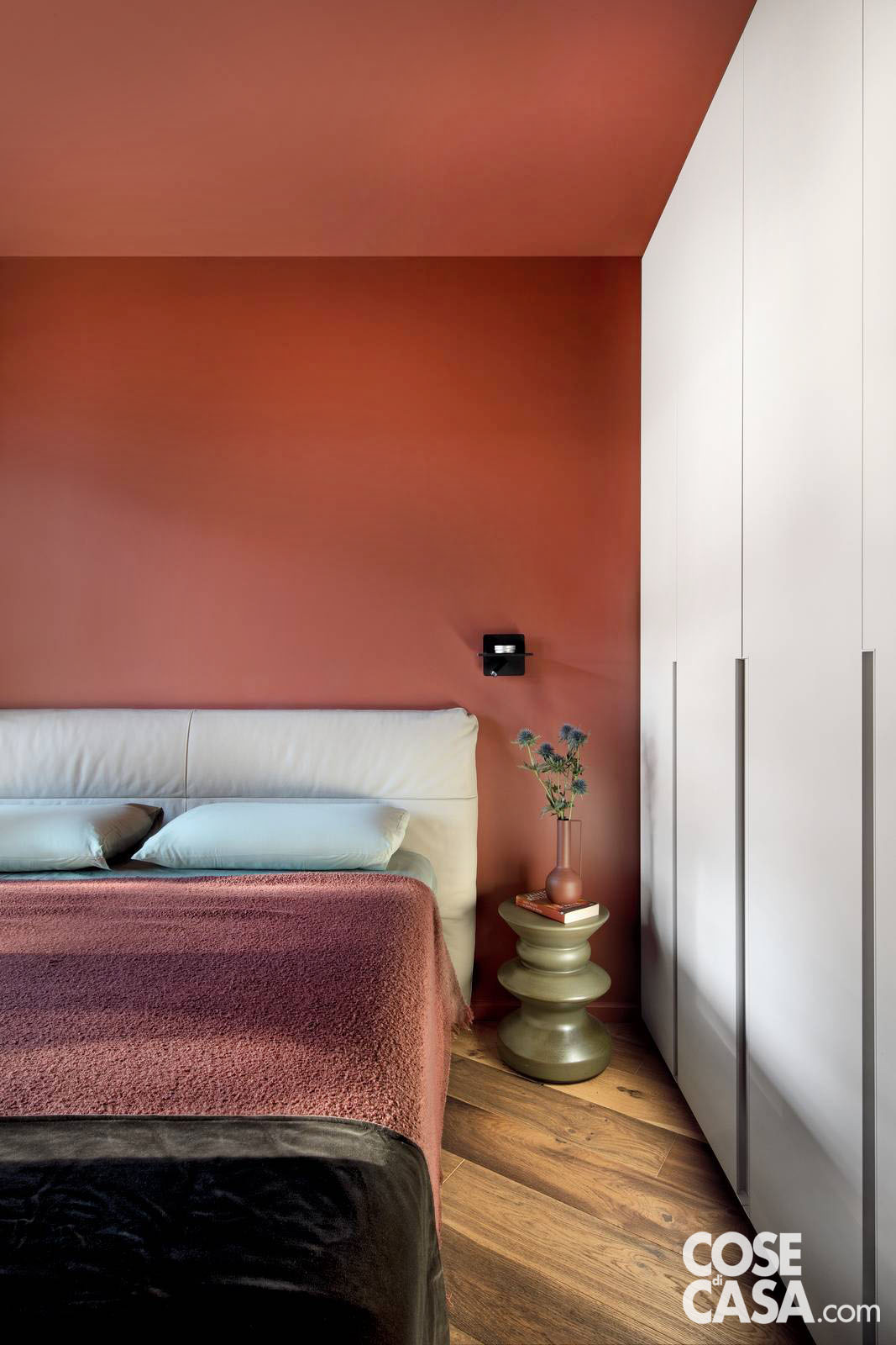 Le camere da letto matrimoniali, caratterizzate da colori differenti, si trovano ai lati opposti della casa. Ognuna è affiancata da un bagno in accordo cromatico e concepita come uno spazio privato ed esclusivo. Una è interamente dipinta di rosso mattone, dal tono morbido e rilassante,
ed è arredata con un armadio e un letto chiari che la rendono
più luminosa. Come comodino, un tavolino di design introduce la nota verde, mentre l'applique aggiunge il tocco di nero.
Progetto: Studioata, Via Belfiore 36, Torino, www.studioata.com, @studioata
Foto: Barbara Corsico