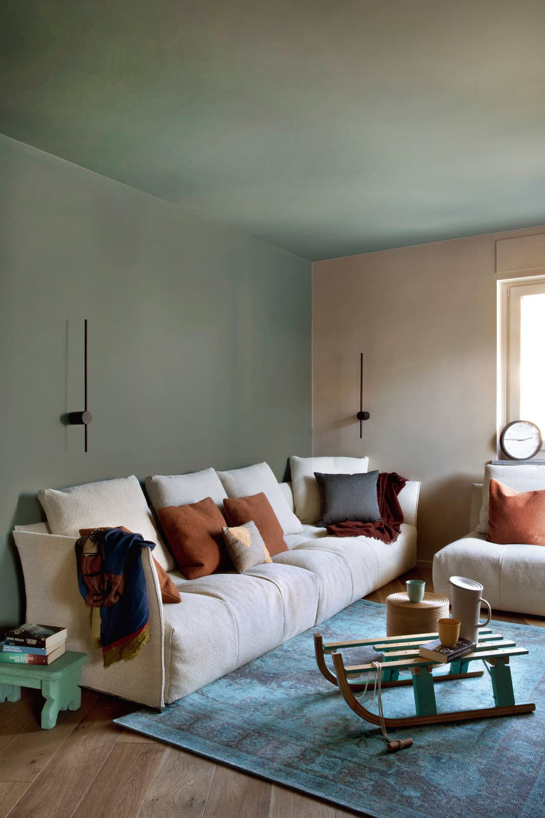 Il progetto d’interior combina arredi contemporanei, a tratti minimal, con finiture che esaltano il carattere alpino del contesto. Il divano, il tavolo e le sedie dialogano così con il parquet in rovere oliato, caldo e accogliente, impiegato anche per rivestire la parete di fondo della zona pranzo. Le grandi doghe, qui posate in orizzontale a incastro e fissate con un apposito collante, influenzano il verso di posa di quelle a pavimento.
Progetto: Studioata, Via Belfiore 36, Torino, www.studioata.com, @studioata
Foto: Barbara Corsico