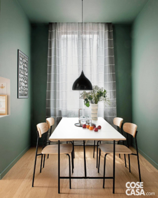 La cucina occupa il locale passante tra il living e la camera del bambino. Il volume della stanza è suddiviso in modo equilibrato - a destra e a sinistra - tra la zona operativa, distribuita a U su tre lati, e il pranzo, collocato  nella parte più luminosa
in corrispondenza della finestra. Pareti, soffitto e battiscopa sono tinteggiati
in modo omogeneo con smalto opaco all'acqua.
Progetto: MILLESEICENTO, via Contardo Ferrini 11, Milano - 1600studio.com, hello@1600studio.com
Foto: Denise Bonenti - Styling Laura Mauceri