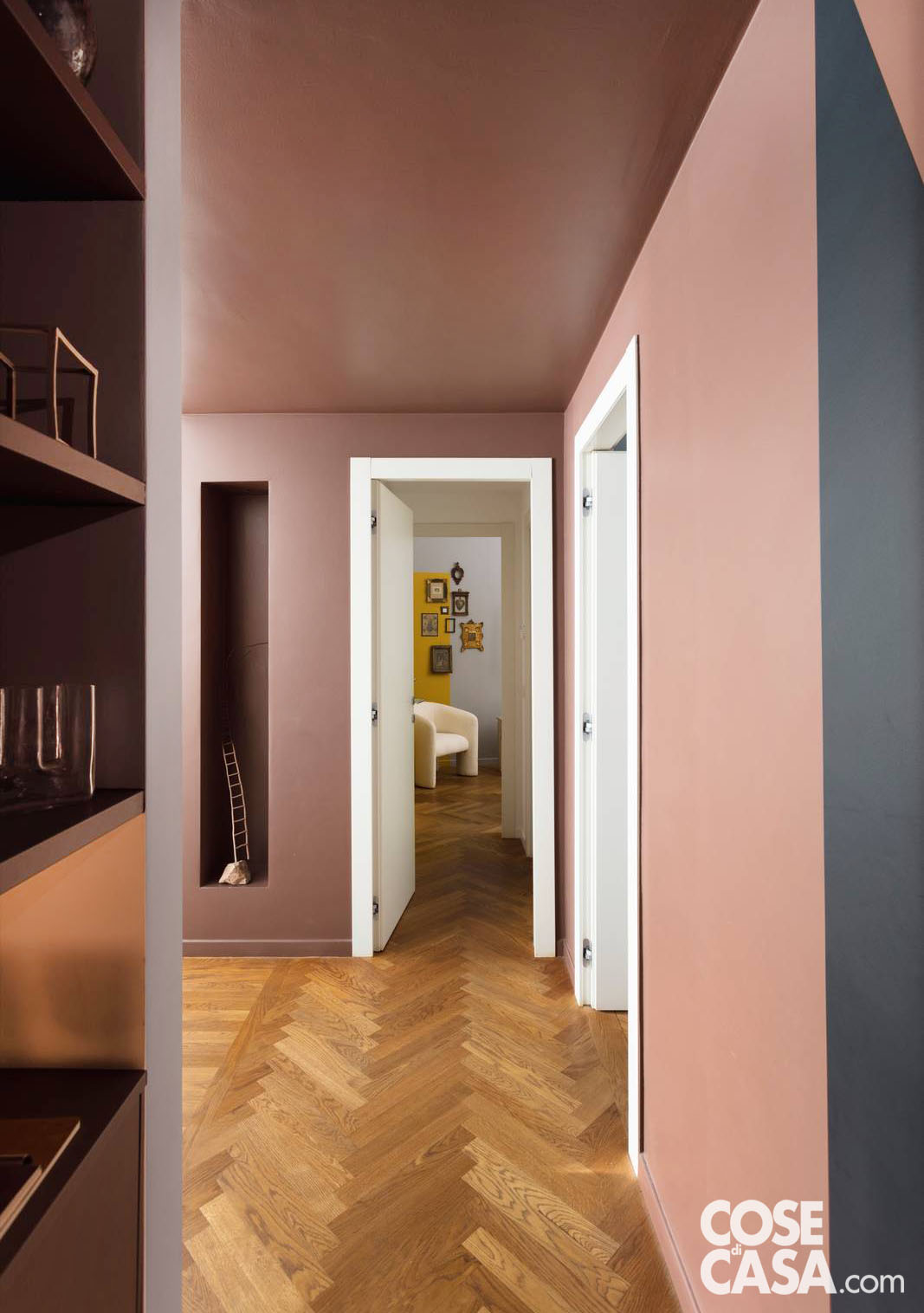 Il lungo corridoio centrale che attraversa l'intero appartamento è un bell'esempio di redesign di uno degli ambienti più controversi delle abitazioni.
A valorizzarlo e renderlo protagonista della casa
un bilanciato mix di soluzioni estetiche e pratiche: dall'uso del colore, una calda tonalità noce moscata che riveste anche il soffitto con un piacevole effetto scatola, al gioco di volumi ottenuto con i controsoffitti, all'impiego di una doppia pavimentazione, fino all'utilizzo delle nicchie, modulate in base alle differenti profondità in modo da pareggiare la parete.
Progetto: BOATTOMARTINO Studio, Via G. Cadolini 32, Milano, Tel. 02/40703908, www.boattomartino.com, IG @boattomartinostudio
Foto: Studio Roy - Styling: Veronica Leali